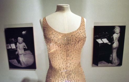 A Kim solo se le permitió usar el vestido durante unos minutos.