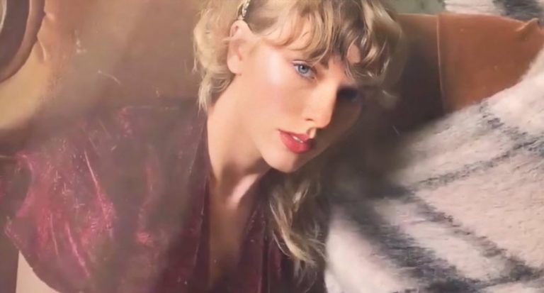 Taylor Swift sorprende con lanzamiento de su colección de merchandising