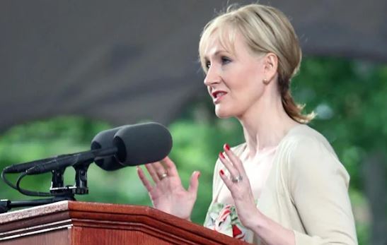 La autora de Harry Potter defiende a una feminista ante los ataques de activistas trans