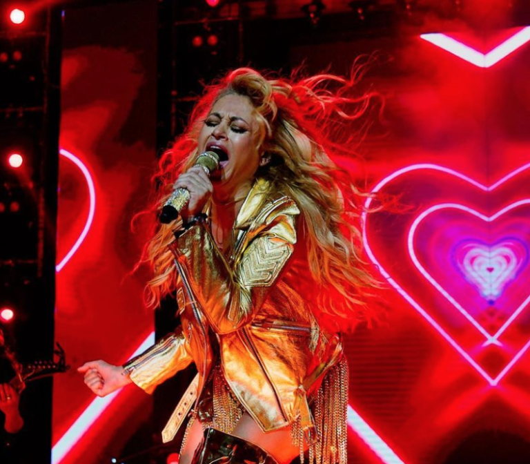 Paulina Rubio detiene un concierto y acusa a un guardia de tocarla indebidamente