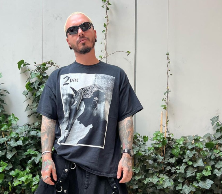 J Balvin vuelve a provocar y posa en minifalda