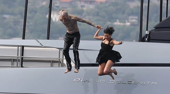 Kourtney y Travis saltan desde un yate