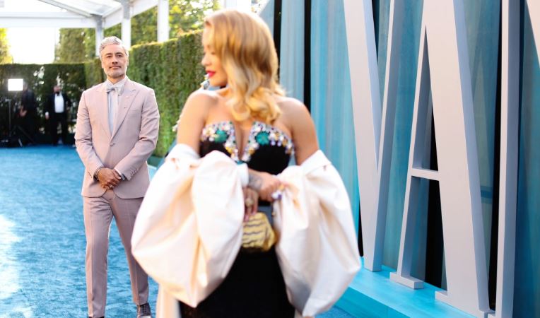 Rita Ora se compromete con el director de Thor