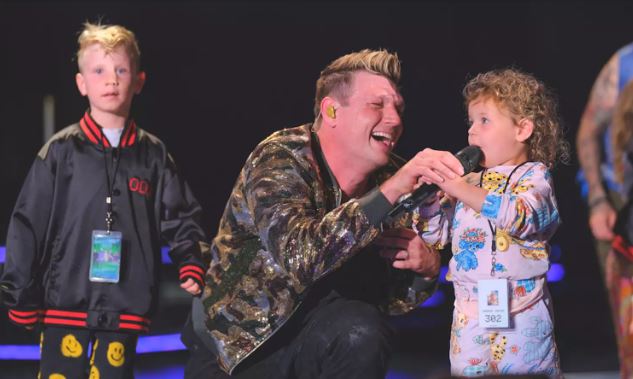 Nick Carter canta junto a los Backstreet Babies