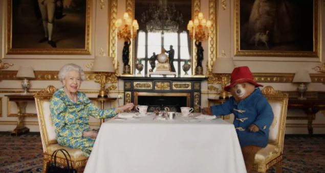 La Reina Isabel II con el oso Paddington