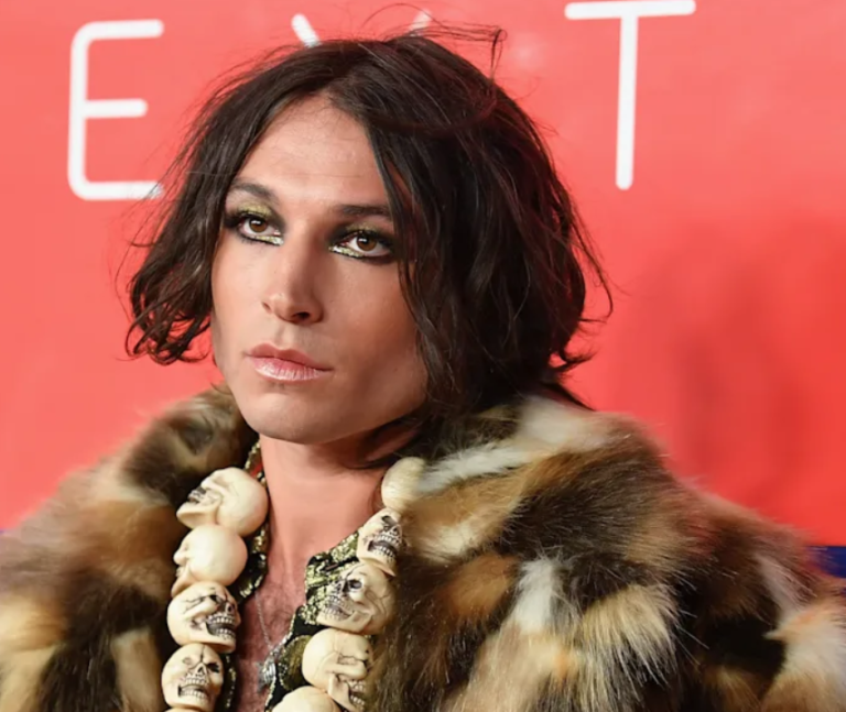 La curiosa reacción de Ezra Miller en medio de acusaciones de abuso