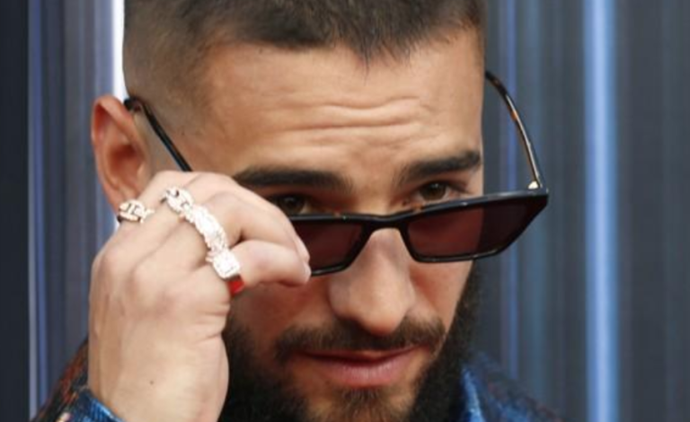 Maluma hace de Cupido en pleno escenario