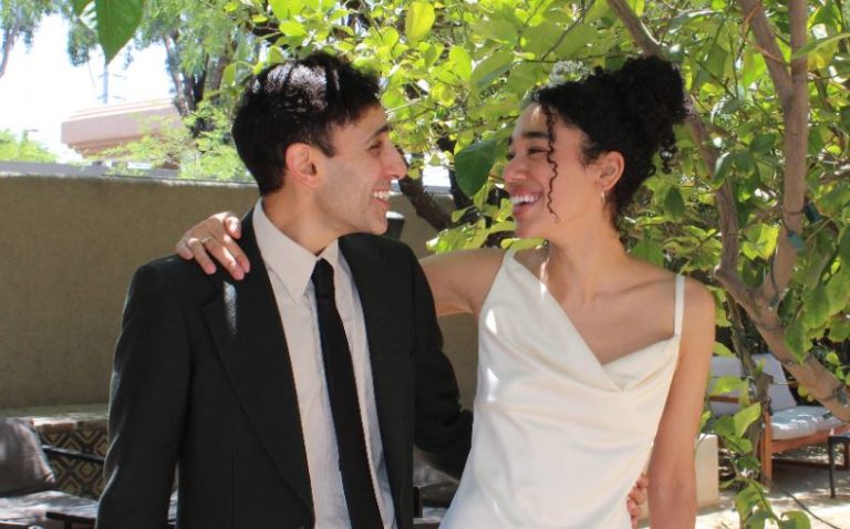 Jillian Lynch y su marido posan felices el dia de su boda